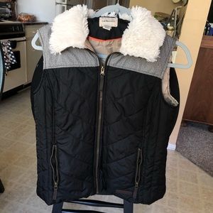 Zip up vest with fur collar and design